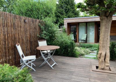 moderne tuin met tuinhuis en veranda