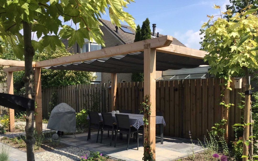 Moderne tuin met pergola