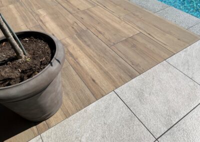 Tuinontwerp met zwembad en pool house - keramische tegels houtlook - tuinarchitect Woerden Montfoort Utrecht