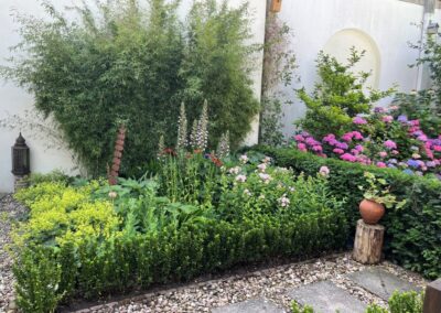 Tuinontwerp besloten stadstuin Utrecht - zonnige border